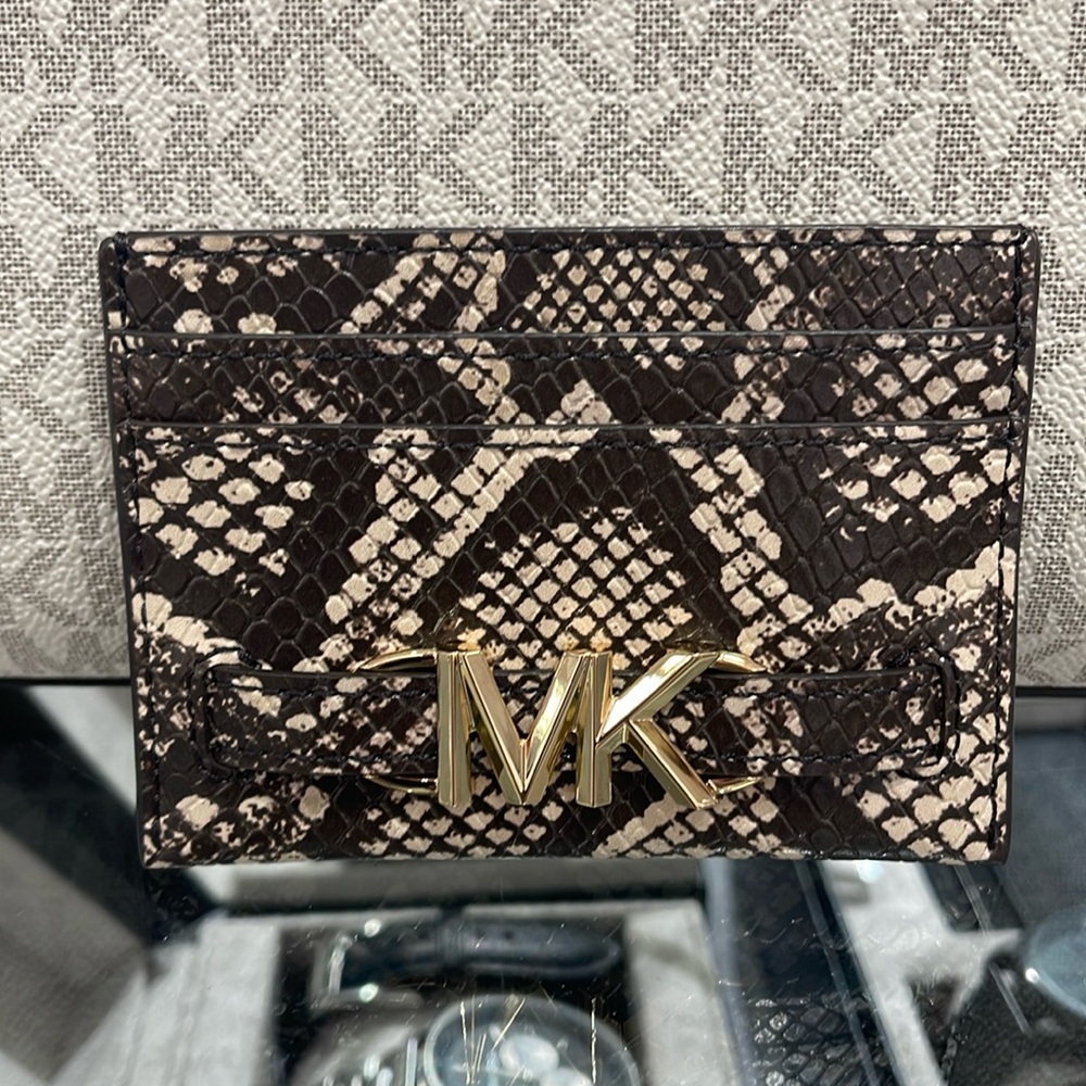 MICHAEL KORS
Reed Lg Snakeskin Python Pattern Card Holder Case
Nat/Light Cream